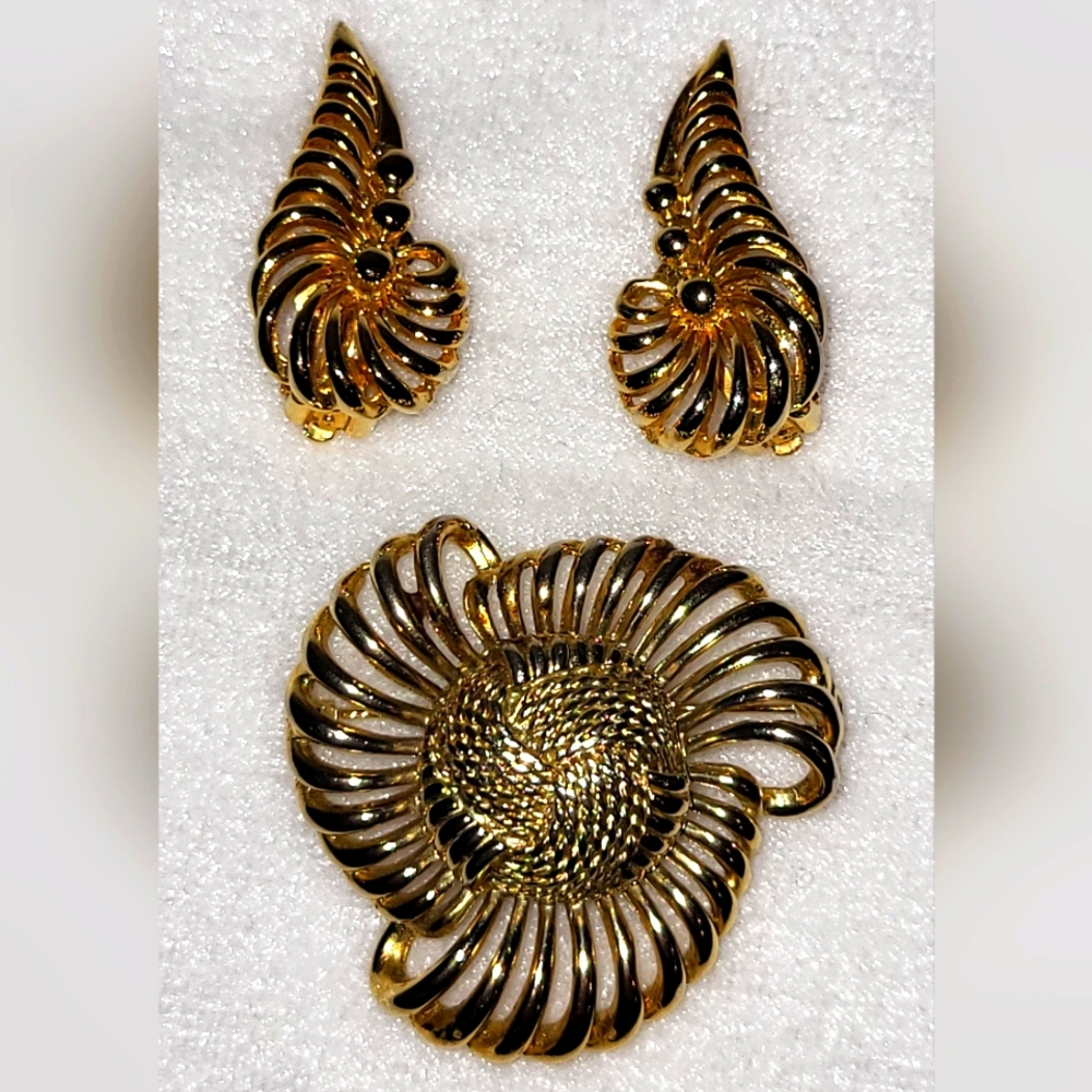 Vintage 90s Goldtone Swirl Brooch and Earrings Set
